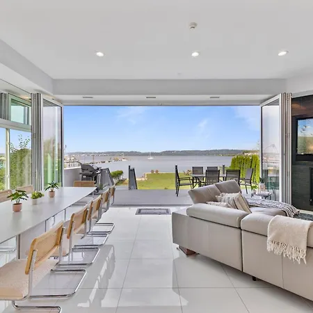 Piermont Waterfront Villa With Hot Tub